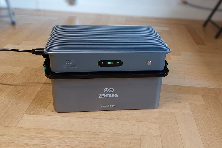 Der SolarFlow 2400 AC Wechselrichter sitzt hier direkt auf dem Speichermodul
