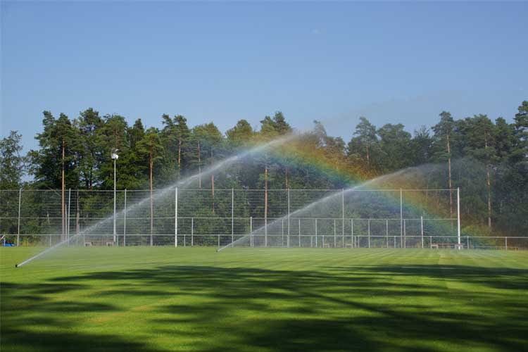 Die Sportplatzbewässerung wird durch smarte Bewässerungssysteme automatisiert