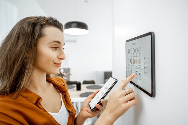 Frau bedient Smart Panel