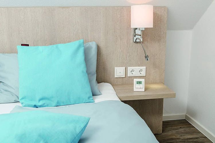 Das Homematic IP Thermostat kann frei stehend positioniert oder an einer Wand befestigt werden