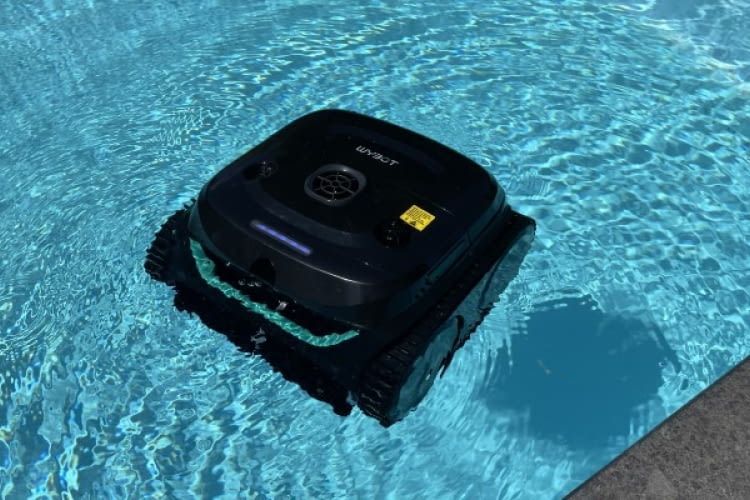 Im Wybot C2 Test fühlten wir dem Können des Poolroboters auf den Zahn