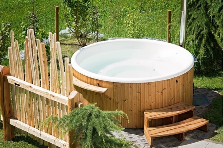 Ein Whirlpool im Garten: Der perfekte Ort, um den Alltag hinter sich zu lassen und in natürlicher Umgebung zu entspannen