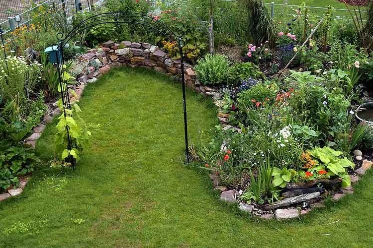 Auch wir halten uns regelmäßig draußen im Grünen auf und stellen in diesem Artikel Mähroboter für kleine Gärten vor