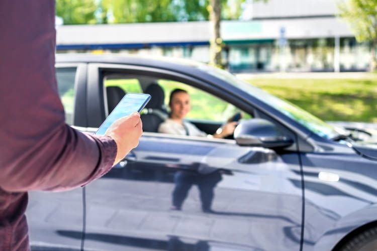 Besitzer von Elektroautos können ihre THG Quote einfach und schnell beantragen - auch am Handy!