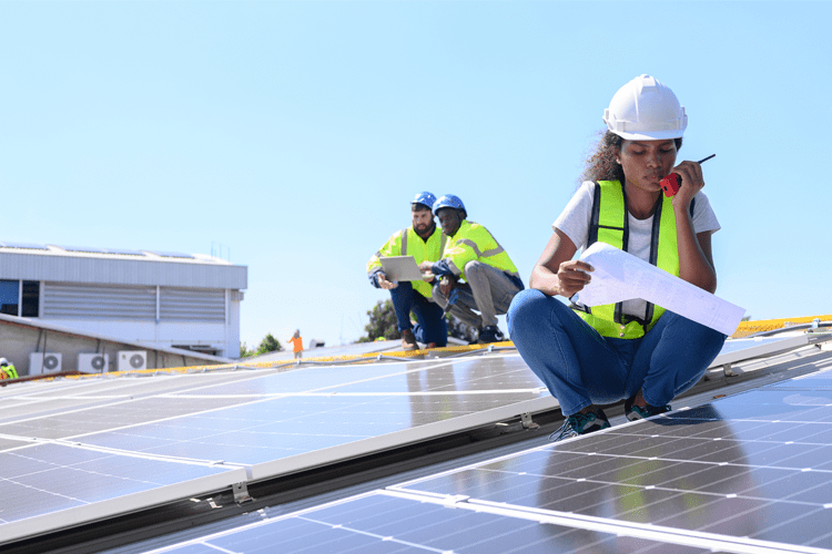 Diese Komponenten gehören zu dem Aufbau einer Solaranlage.