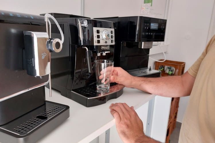 Selbstreinigende Kaffeevollautomaten benötigten trotzdem regelmäßige Pflege. Wir verraten welches Geräte sich gut reinigen lässt
