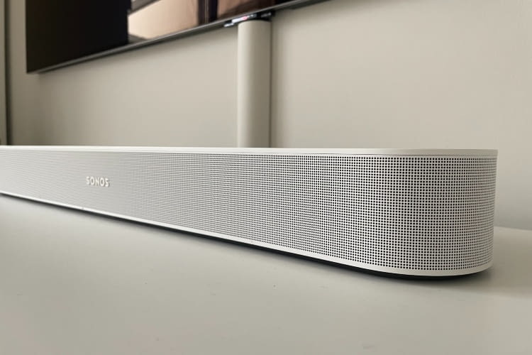 Die Sonos Beam 2 liefert Dolby Atmos Sound. Wie gut der Effekt ist, verraten wir in diesem Testbericht