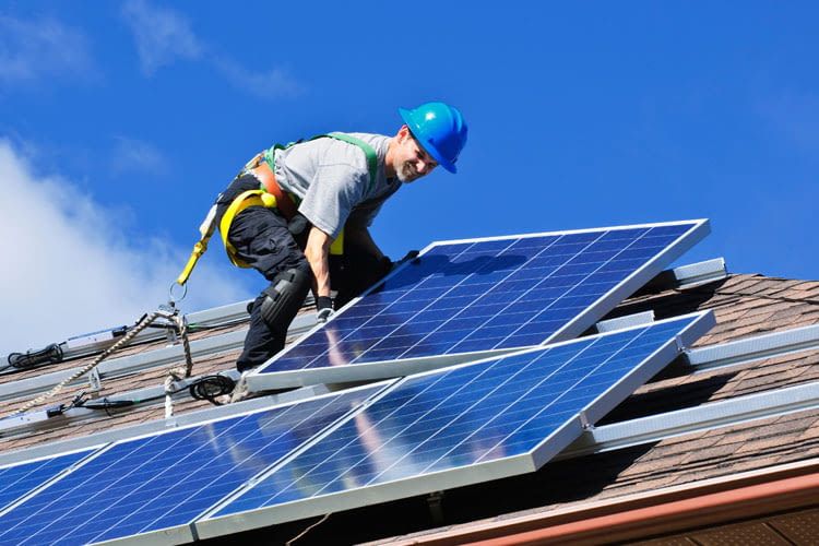 Eine große Solaranlage auf dem Dach darf nur vom Profi installiert werden