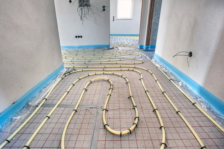Mit einer Fußbodenheizung lassen sich sperrige Heizkörper an der Wand einsparen