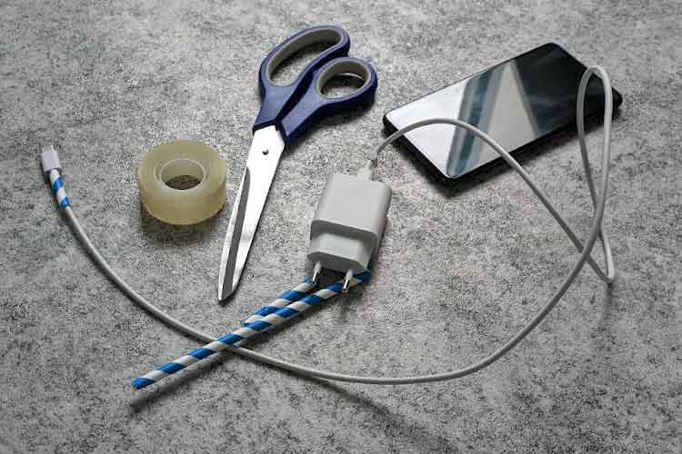 Mit einem Papierstrohhalm und etwas Tesa lässt sich Kabelbruch beim Smartphone Ladekabel vorbeugen