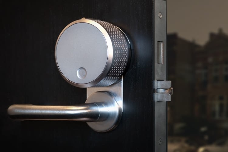 Die Tür mit dem Google Home und August Smart Lock per Sprachbefehl verschließen