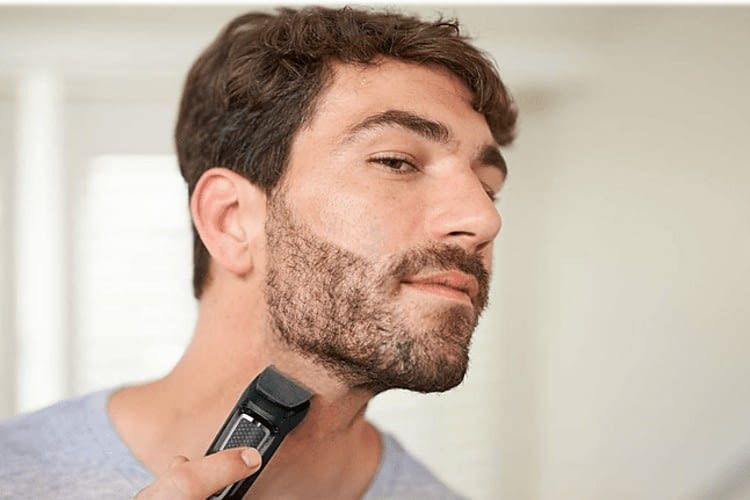 Interessenten finden sowohl Budget als auch Premium Rasierer von Philips im Angebot