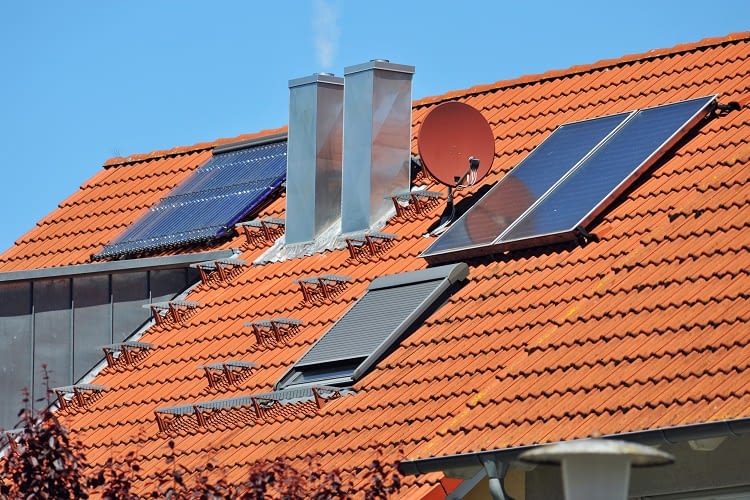 Solarthermie wandelt regenerative Energie der Sonneneinstrahlung in nutzbare Wärme um