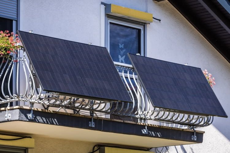 800 Watt Balkonkraftwerke bestehen meist aus zwei Solarmodulen