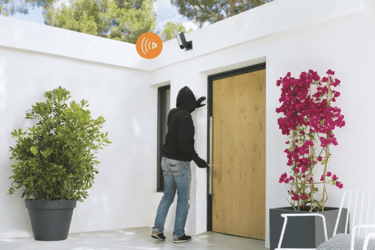 Netatmo Außenkameras mit Flutlicht bei tink im Angebot