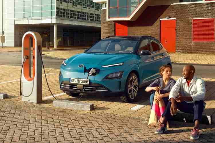 Der Hyundai Kona schafft im Sommer durchschnittlich 400 Kilometer