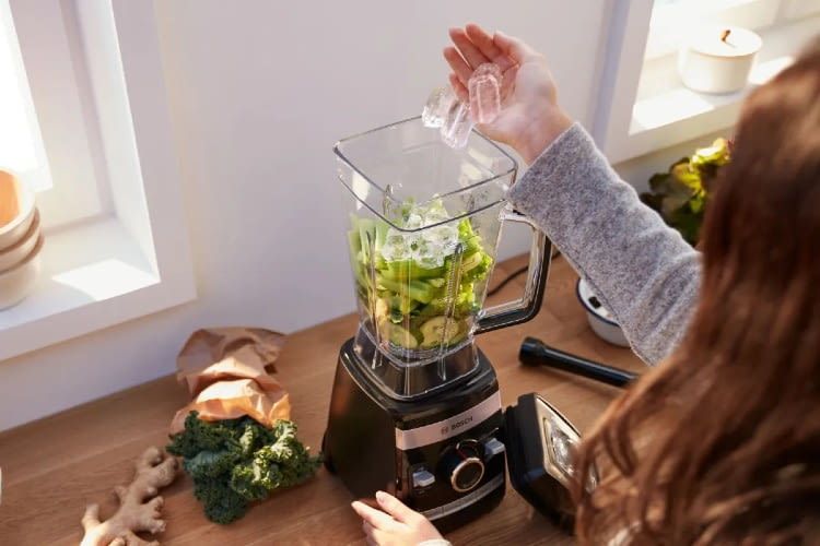 Auch Eiswürfel und Gefrorenes sind kein Problem für den Mixer