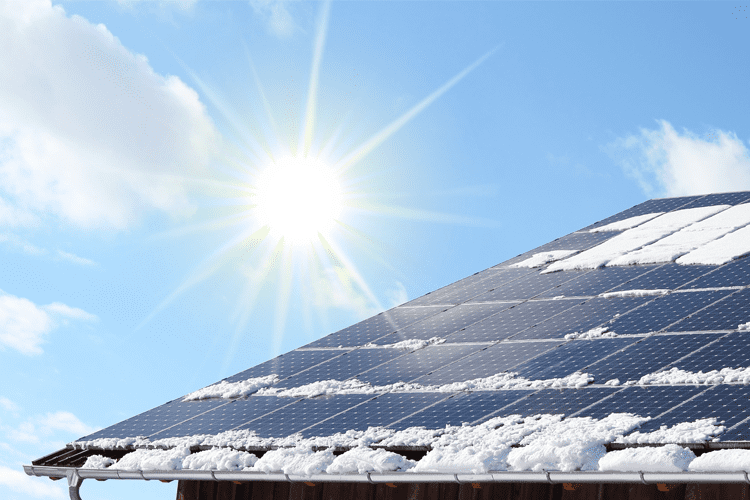 Wir erklären wie der Winter die Effizienz der Solaranlage beeinflusst.