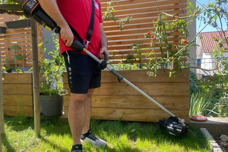 Dank des Schultergurtes lässt sich der Trimmer perfekt auf die Körpergröße einstellen und angenehm teragen