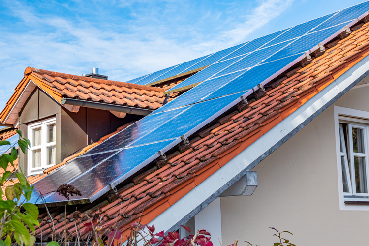 Wir erklären worauf man achten muss, wenn man Solarstrom an den Nachbarn verkaufen will.