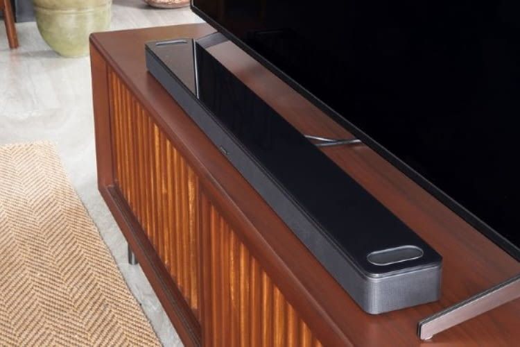 Bose Smart Soundbar 900 liefert nicht nur guten Klang, sondern bedient den TV auch per Sprachsteuerung.
