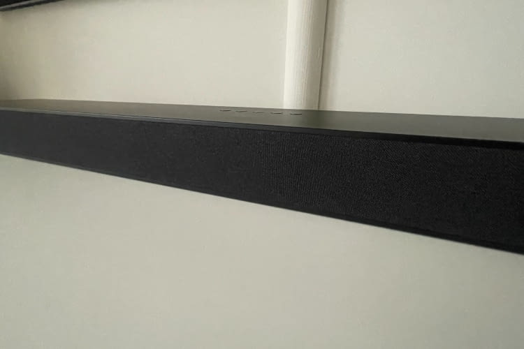 Vorne und seitlich ist die Soundbar mit einem Stoffüberzug ausgestattet