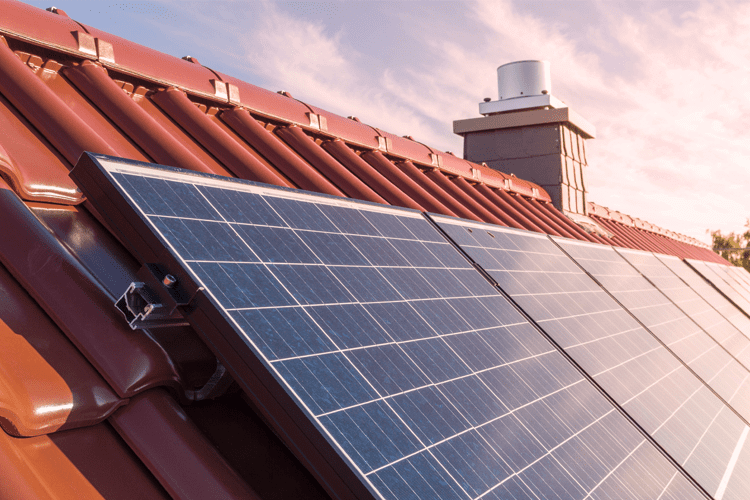 Photovoltaikanlage in Reihe schalten - das sind die Vor- und Nachteile