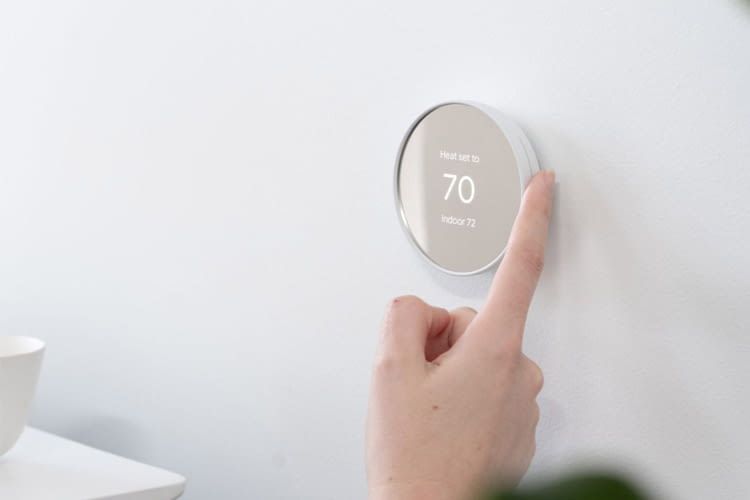 Dieses Thermostat ist manuell, per App oder Sprache bedienbar