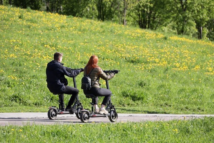 E-Scooter mit Sitz eignen sich besonders für längere Fahrten. Wir verraten welche Modelle die besten sind