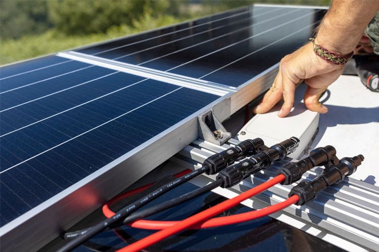 Wir erklären, was bei der Verkabelung von Photovoltaikanlagen zu beachten ist.