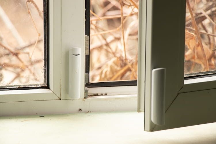 Mit einem Tür- und Fenstersensor schützen Nutzer nicht nur ihr Haus, sondern auch die Umwelt.