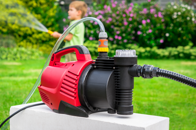 Mit Hauswasserwerken kann nicht nur der Garten gegossen, sondern auch Trinkwasser gespart werden.