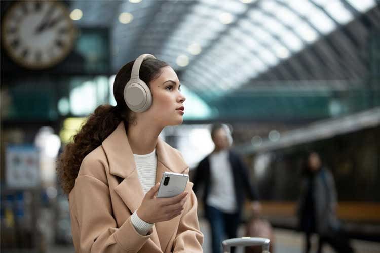 Dank einer aktiven Geräuschunterdrückung können Außengeräusche reduziert werden