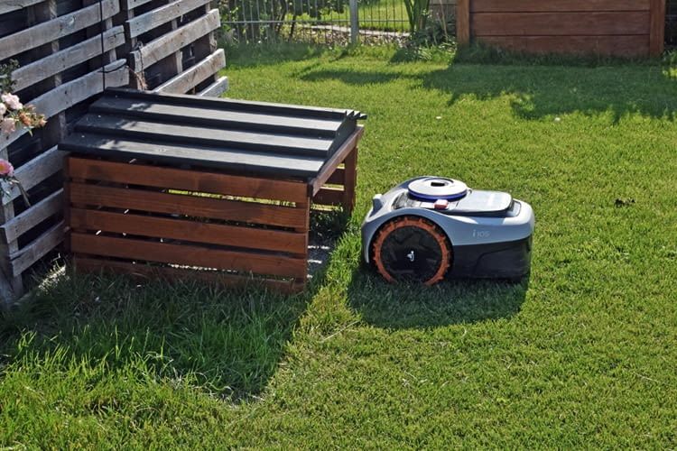 Wir haben für unseren Test eine Mähroboter Garage aus Holz gekauft