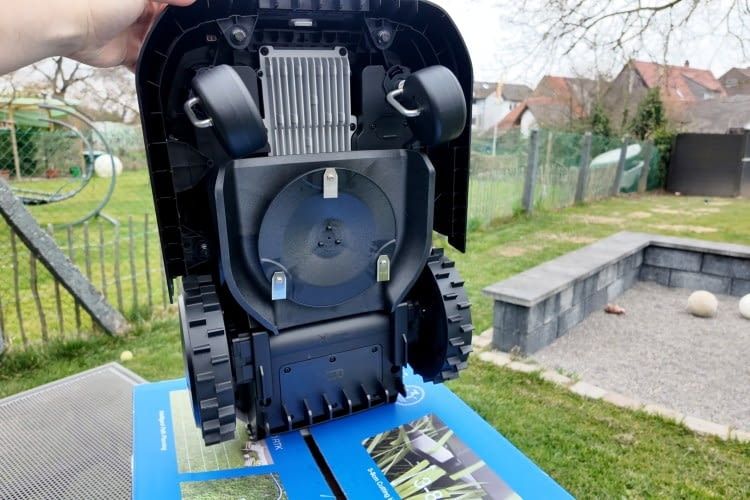 Ein mittig platzierter Drehteller mit drei Klingen stutzt das Grad auf eine Höhe von 3 bis 8 Zentimeter