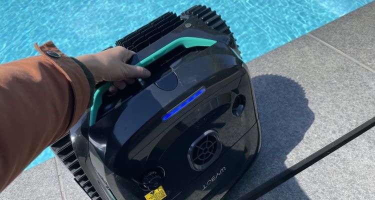 Der Wybot C2 hat einen Tragegriff an der Front, dank dem er auch aus dem Pool geholt werden kann