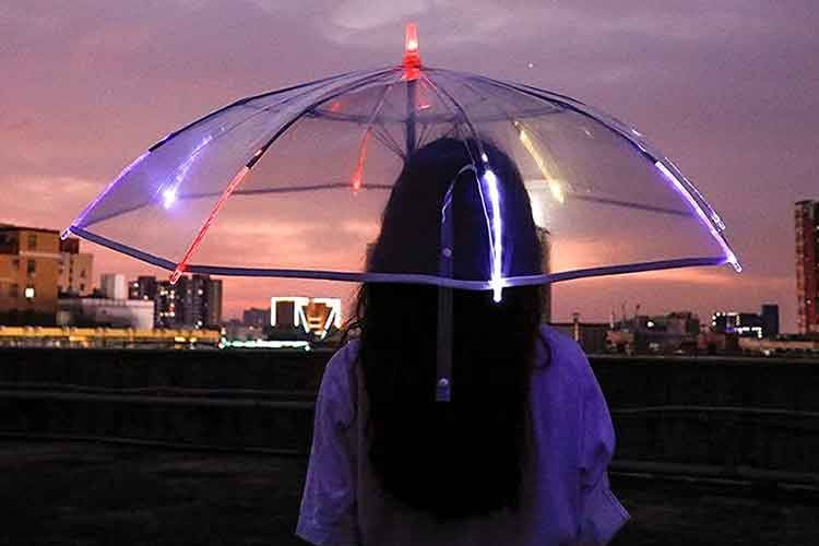 Nachts kann der Joyibay LED-Regenschirm auch für ein UFO gehalten werden