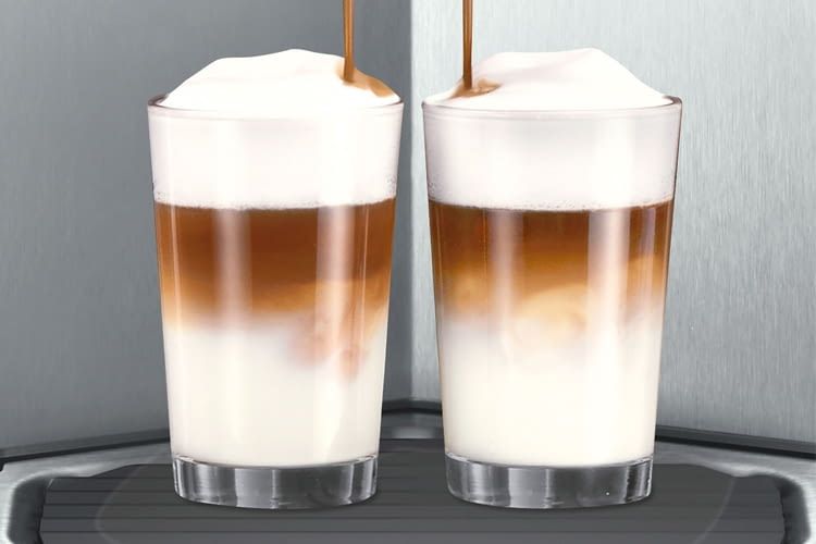 Auch große Milchkaffeegläser passen problemlos unter den Auslauf