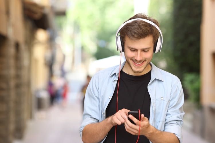 Auch unterwegs oder bei Wartezeiten sorgen Hörspiele und Podcasts für Abwechslung