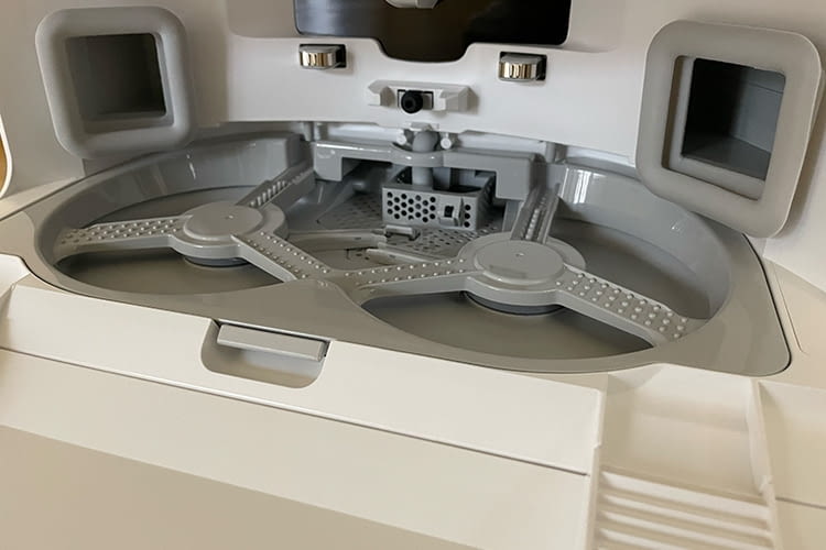 Die Roborock Qrevo Master Mopp-Wanne ist entnehmbar