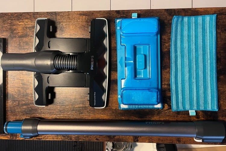 Durch den Saugwischaufsatz reinigen Nutzer alles in nur einem Durchgang.
