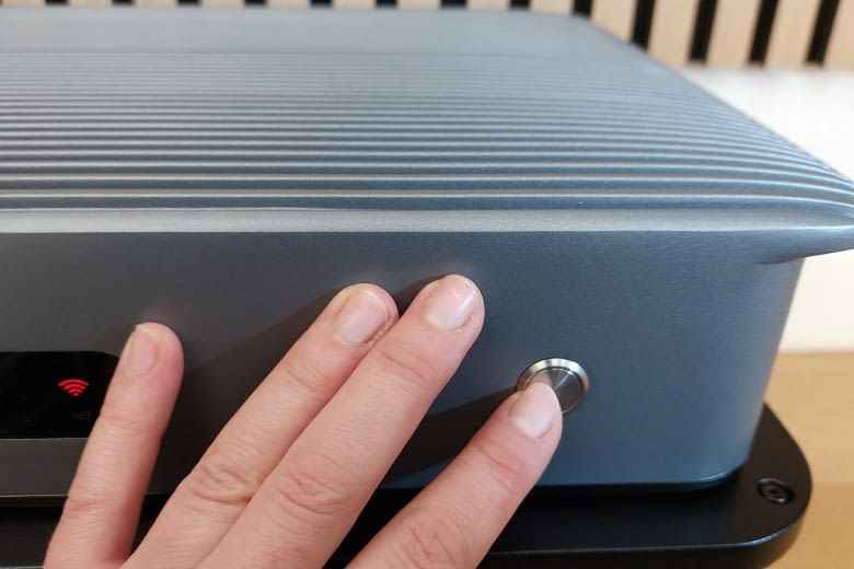 Es reicht aus den Power-Button für wenige Sekunden gedrückt zu halten