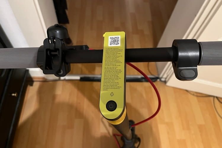 Am Lenker lässt sich per QR-Code direkt die passende App runterladen