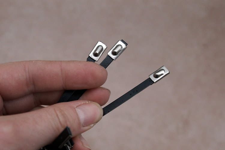 Bei Wechselrichtern liegen solche Spezial-Kabelbinder zur Befestigung bei