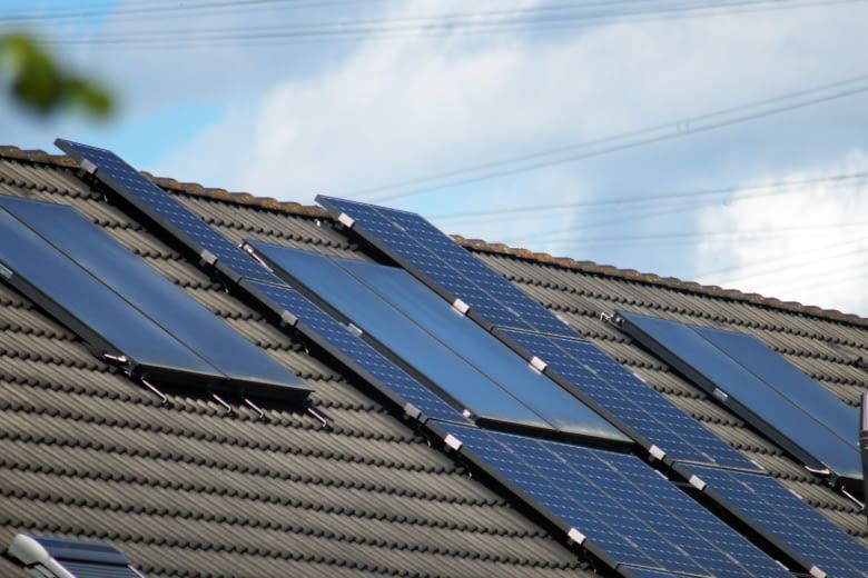 Auch auf einem Schrägdach kann ein 2000 Watt Set installiert werden