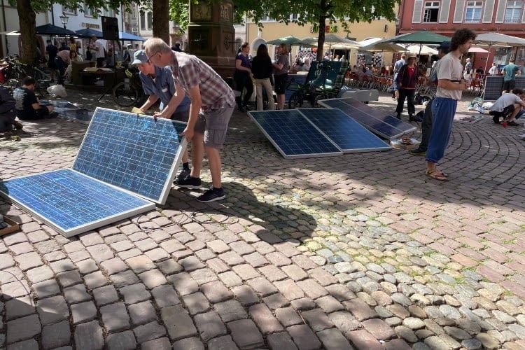 Beim Zusammenbau der Balkonkraftwerke halfen 50 freiwillige Experten