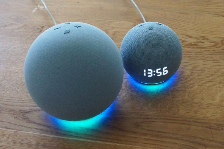 Hier ist links der größere Echo 4 und rechts der kleinere Echo Dot 5 zu sehen