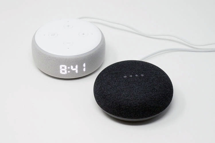 Im Test der Redaktion konnte sich Google Home Mini dank starkem Bass auch gegen Amazon Echo 4 mit Digitalanzeige durchsetzen