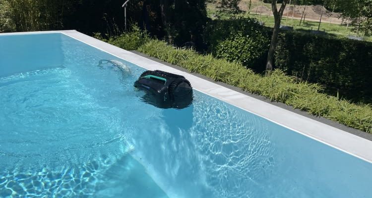 Auch die Wand mit Infinity-Abschluss reinigte der Wybot C2 bis zur Wasserlinie