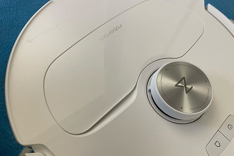 An der Oberseite des Roborock Qrevo Master ist eine magnetische Abdeckung zu finden